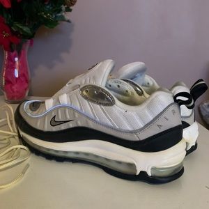 Womens nike sneaker.